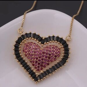 🆕 UNIQUE  HEART ZIRCON PINK & BLACK WITH GOLD PLATED CHAIN
